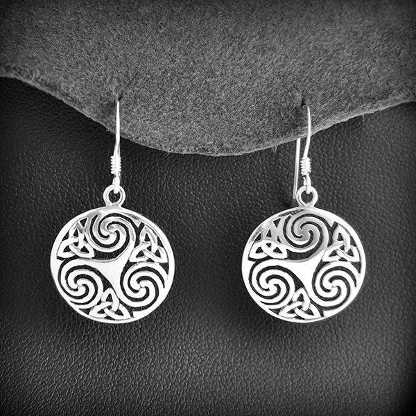 Boucles d'oreilles en argent médailles ajourées de triskel et entrelacs, modèle intemporel (h:33mm).