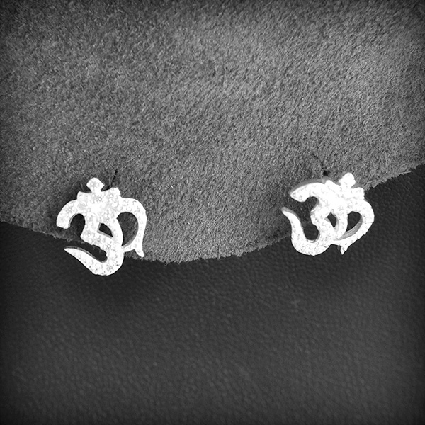 Très jolies boucles d'oreilles Om en argent incrustées de quelques petits zirconiums blancs...