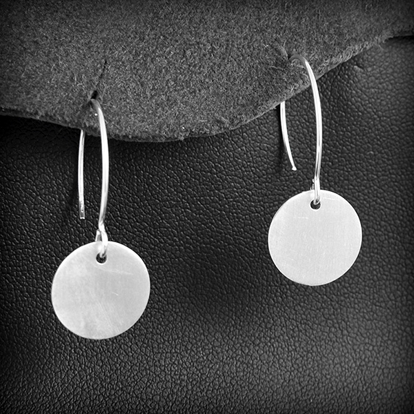 Boucles d'oreilles en argent de pastilles rondes de 13mm de diamètre sur crochet arrondi, aspect...