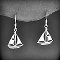 Boucles d'oreilles voilier en argent montée sur crochets, belle finition (h:32 mm).