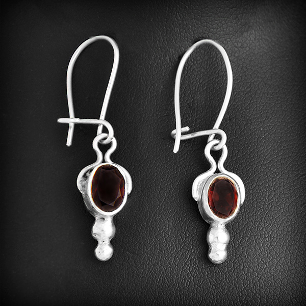 Jolie paire de boucles d'oreilles en argent parée d'une pierre fine véritable au choix : grenat...
