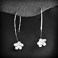 Boucles d'oreilles en argent  de petites pivoines sur un crochet de belle taille, style chic et...