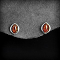 Boucles d'oreilles puces argent et ambre en forme d'amande (h:10mm).