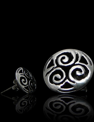 Boucles d'oreilles puces Triskel ajouré et cerclé en argent.(h:9mm)