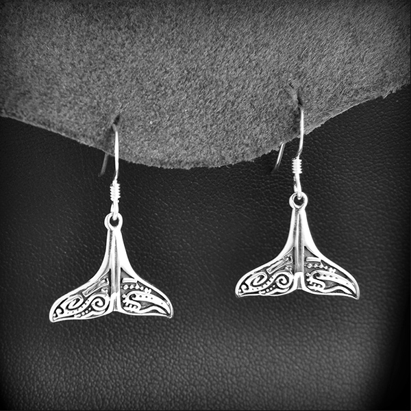 Boucles d'oreilles en queue de baleine finement ciselée en argent, belle finition (h:30mm).
