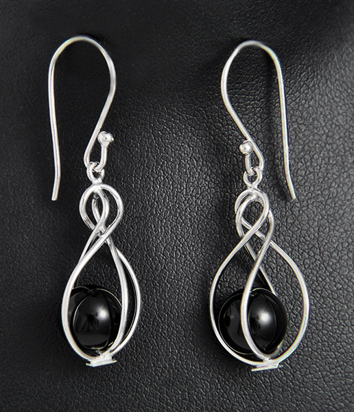 Boucles d'oreilles en argent d'une petite cage renfermant une boule noire imitation onyx (h:24mm).