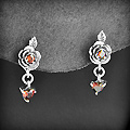 Boucles d'oreilles d'une magnifique petite rose en argent avec un petit zirconium au centre et un...