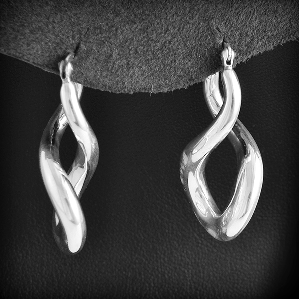Boucles d'oreilles en argent de forme créole allongées et vrillées C'est un modèle soufflé et...