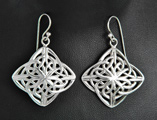 Boucles d'oreilles en argent en losange d'entrelacs celtiques (h:28mm).