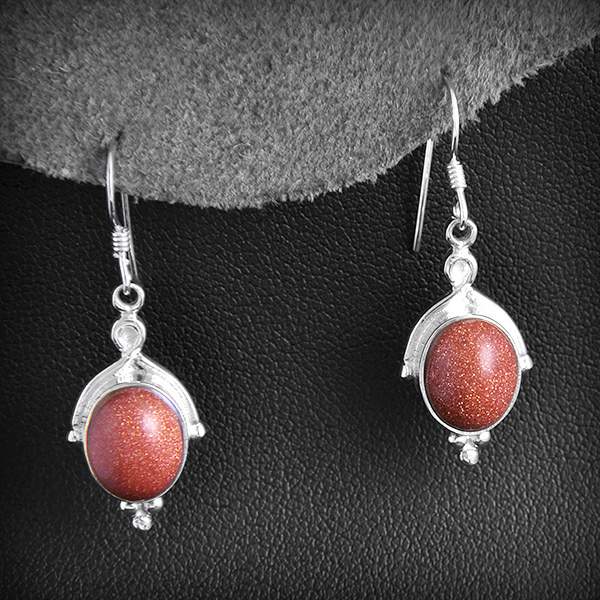 Jolies boucles d'oreilles en argent avec pendant pierre de soleil  (h:21mm).