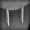 Boucles d'oreilles chic en argent d'un pendant tige carrée terminée par un long crochet, modèle...