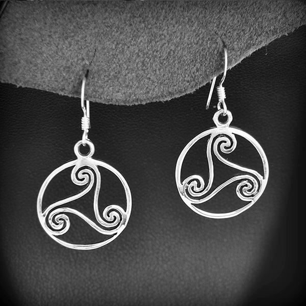 Boucles d'oreilles Celtiques en argent d'un Triskel cerclé, légèrement bombé de belle grosseur...