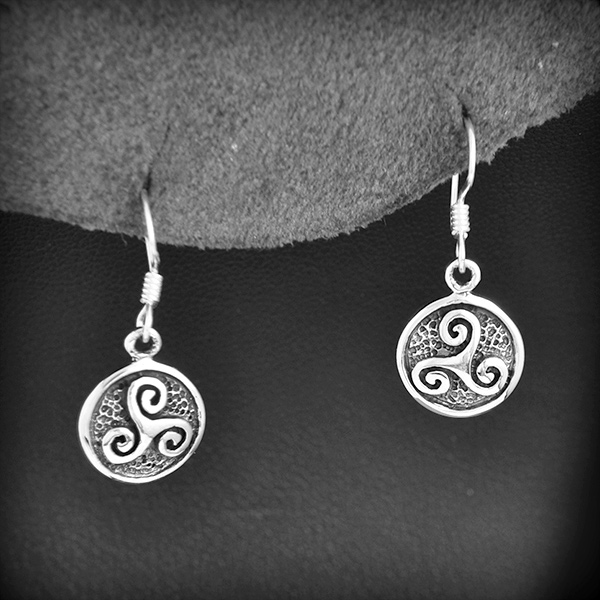 Boucles d'oreilles en argent  d'une petite médaille finement décorée d'un Triskel Breton montée...