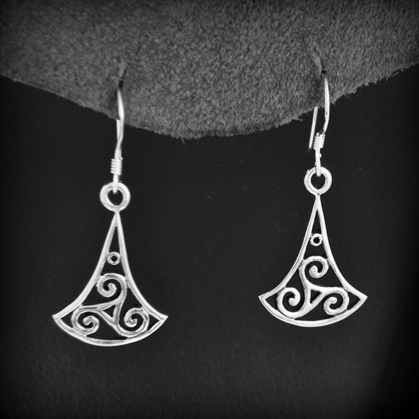 Boucles d'oreilles en argent d'un triskel ajouré sur crochet (h:35mm).