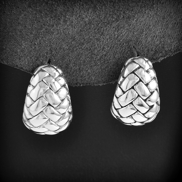 Boucles d'oreilles en argent plutôt chic avec une texture de natte, d'un beau volume en polissage...