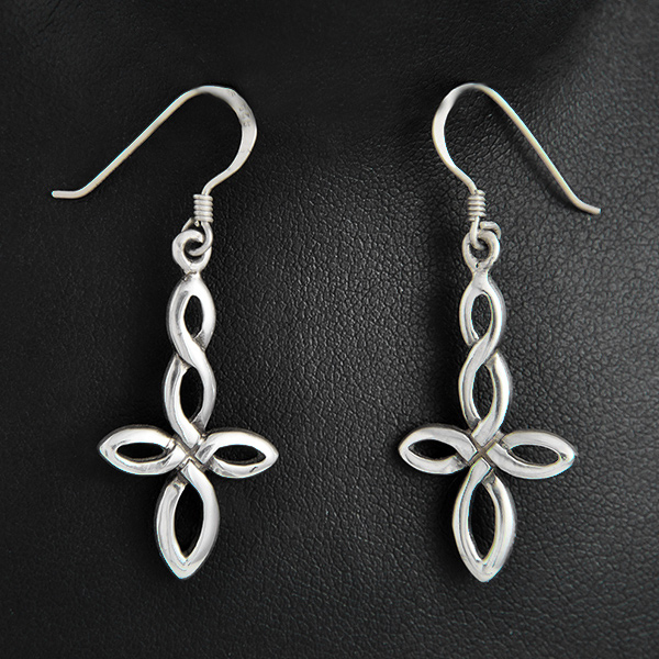 Boucles d'oreilles en argent de jolis entrelacs celtiques (h:29mm).
