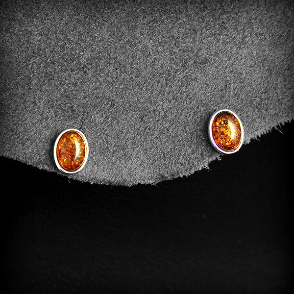 Boucles d'oreilles puces argent et ambre de forme ovale (h:7mm).