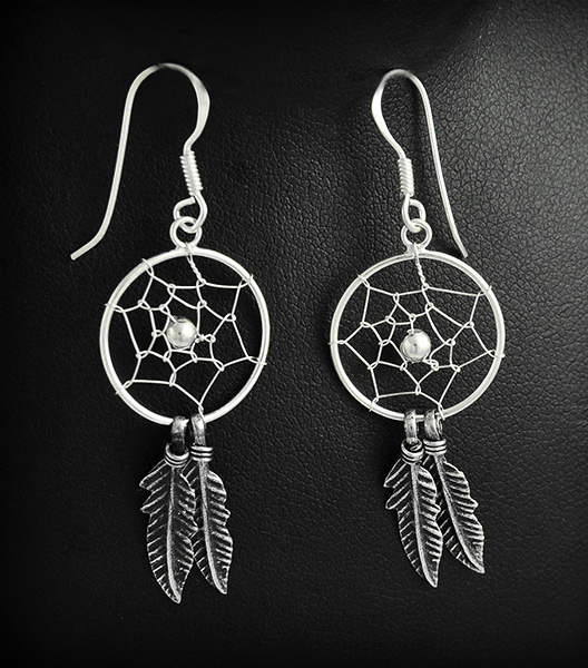 Boucles d'oreilles en argent d'un joli attrape-rêve amérindien avec au centre une perle turquoise...