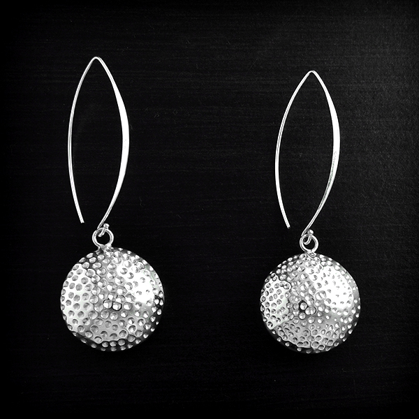 Boucles d'oreilles en argent d'une boule ciselé de points, avec un crochet chic de 40mm (h:30mm).
