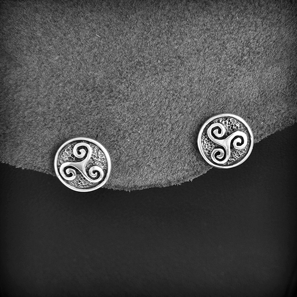 Boucles d'oreilles en argent d'une petite médaille en clou finement décorée d'un triskel Breton,...