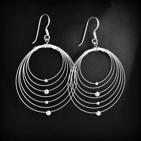Boucles d'oreilles en argent fils décorés d'une petite bille (h:40mm).