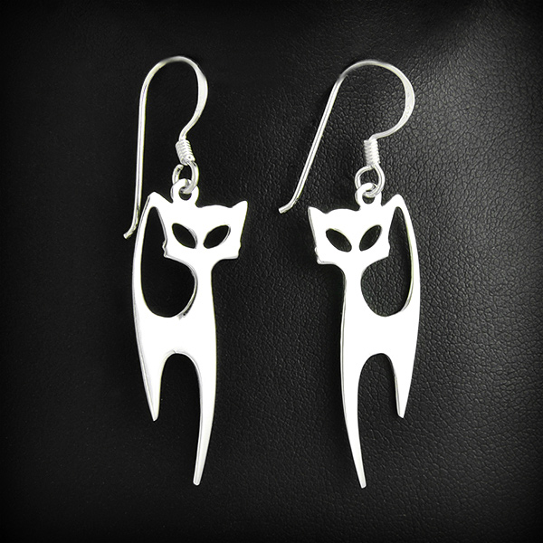 Boucles d'oreilles en argent d'un joli chat stylisé polissage miroir (h:37mm).