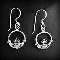 Boucles d'oreilles celtiques en argent du célèbre claddagh, un symbole d'amour, de loyauté et...