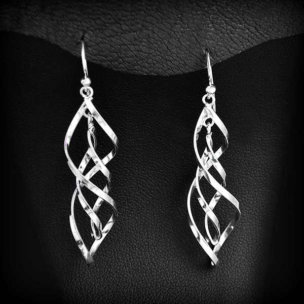 Élégante paire de boucles d'oreilles en argent composé de d'une torsade mobiles et d'une petite...