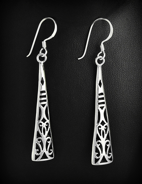 Superbes boucles d'oreilles en argent ajourées de motifs ethniques, en forme de triangle...