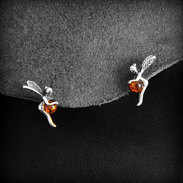 Ravissante paire de boucles d'oreille en argent d'une petite fée tenant une boule d'ambre...