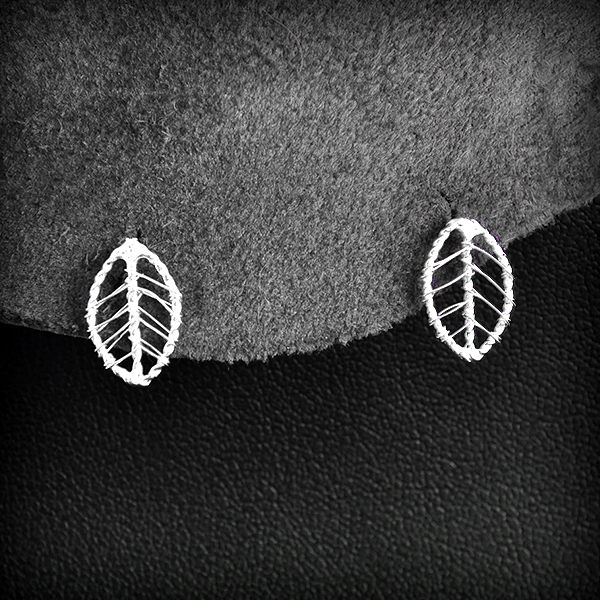 Jolie paire de boucles d'oreilles d'une petite feuille tressée en fil d'argent, fermoir à clou...