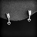 Boucles d'oreilles de deux petites puces en flèches argent  (h:14mm).