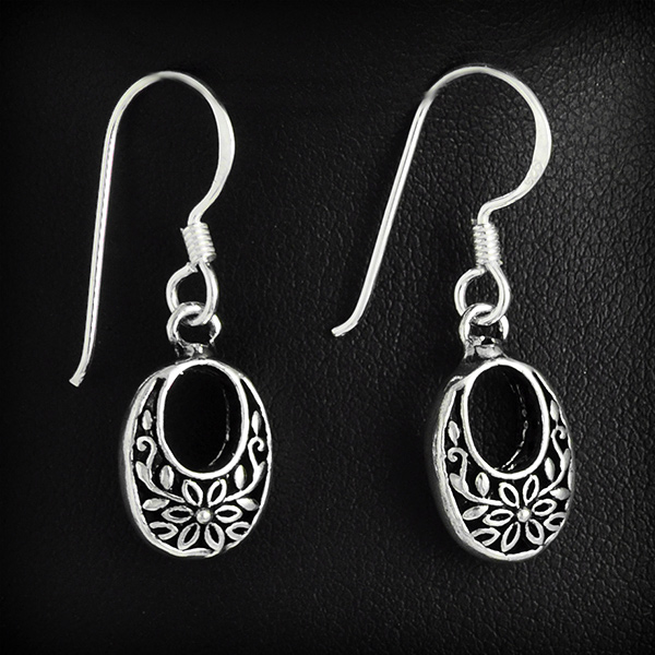 Jolies boucles d'oreilles en argent ovales en volume ajourées de motifs floraux (h:15mm).