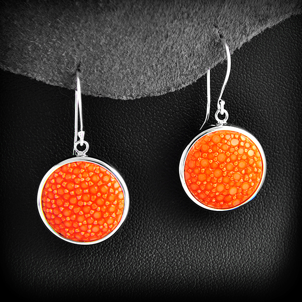Paire de boucles d'oreilles en argent pendentifs décorés de galuchat sur une face, fermoir à...