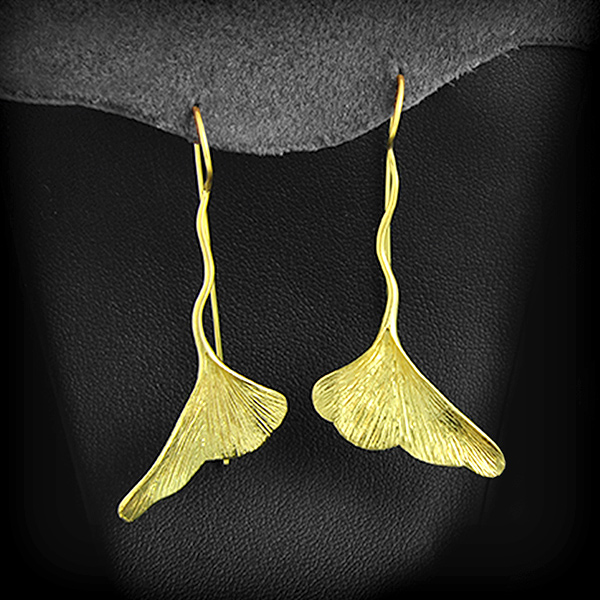 Ravissante paire de boucles d'oreilles, feuilles de ginkgo en volume, crochets longs ouverts,...