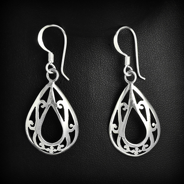 Très belles boucles d'oreilles en argent en gouttes ajourées d'un motif floral (h:26mm).