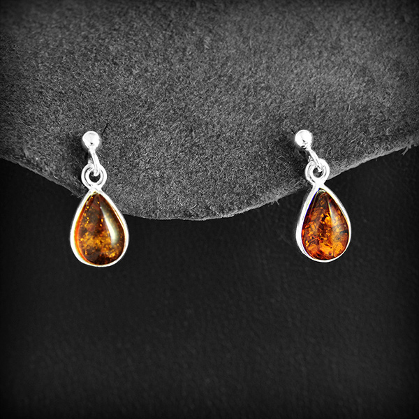 Jolie paire de boucles d'oreilles en argent d'une goutte d'ambre, couleur au choix cognac ou vert...
