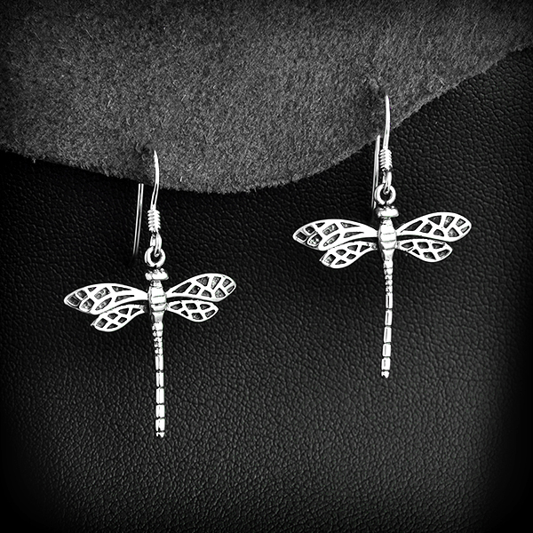 Paire de boucles d'oreilles d'une jolie libellule en argent en relief (h:22mm).