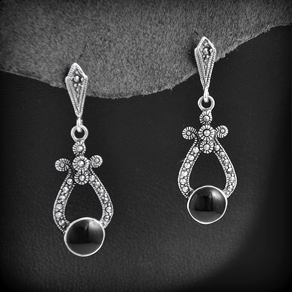 Boucles d'oreilles argent et marcassites bien proportionnées, d'un petit noeud avec onyx noir ou...