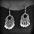 Jolie paire de boucles d'oreilles pendantes en argent, composée d'un losange ajouré ornée de...