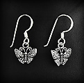 Boucles d'oreilles en argent d'un joli petit papillon orné de motifs floraux en relief (h:12mm).