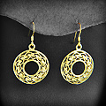 Paire de boucles d'oreilles de deux disques de fins entrelacs celtiques, plaqué or (h:38mm).