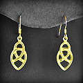 Paire de boucles d'oreilles en plaqué or d'un joli entrelacs celtique ajouré (h:34mm).