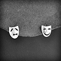 Boucles d'oreilles petites puces en argent de deux masques, l'un gai et l'autre triste, comédie...