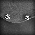 Boucles d'oreilles puces  en argent d'un "Om" ajouré (h:7mm).