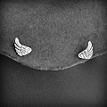 Boucles d'oreilles de petites puces d' ailes délicatement ciselées en argent, la fixation est au...