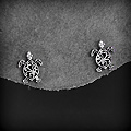 Jolie paire de boucles d'oreilles en argent, petites puces tortues marines ajourées de motifs...