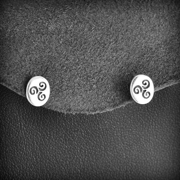 Boucles d'oreilles puces de petits galets lisses en argent décorés d'un triskel gravé (h:8mm).