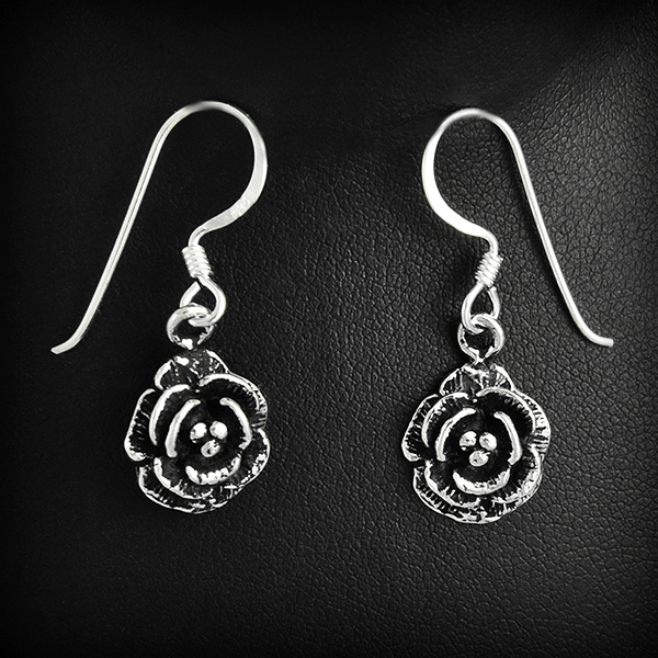 Boucles d'oreilles en argent de jolies petites roses en volume (h:16mm).