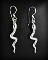 Superbes boucles d'oreilles en argent d'un serpent lisse et ondulée en volume (h:34mm).